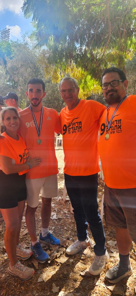 אוריין ומשתתפים עם מדליות